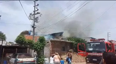 Tres dotaciones de bomberos combatieron un incendio en el barrio La Vera