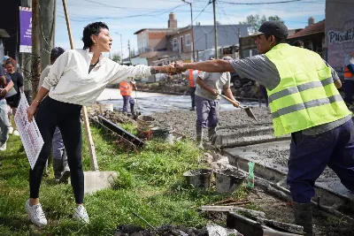 Mayra Mendoza supervisó obras de asfalto en los barrios Kolynos y La Primavera
