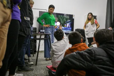 Mayra Mendoza recorrió las obras en escuela de Bernal Oeste