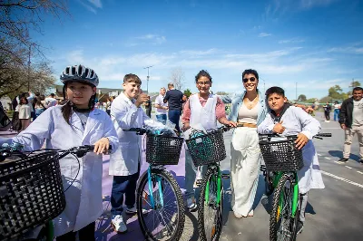 Mayra Mendoza entregó bicicletas a estudiantes quilmeños