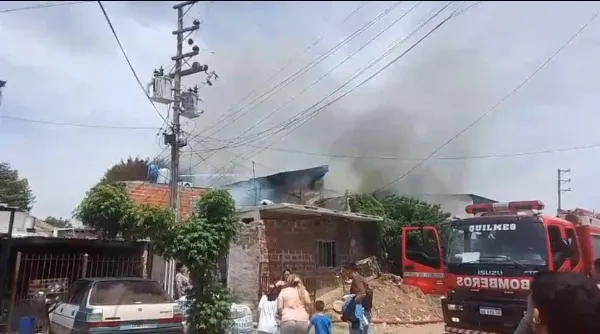 Tres dotaciones de bomberos combatieron un incendio en el barrio La Vera
