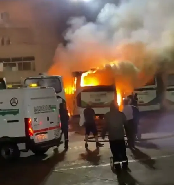 Incendio en la terminal de MOQSA en Berazategui: Al menos tres colectivos afectados
