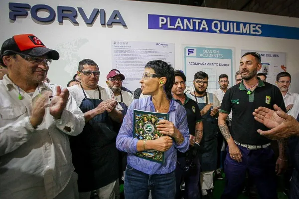 Mayra Mendoza recorrió una planta de autopartes y dialogó con representantes de SMATA