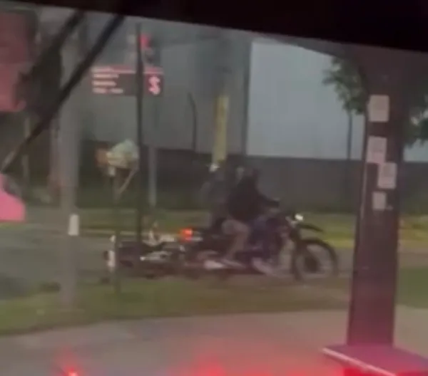 Tensión y balacera en Quilmes Oeste: Motochorros asaltaron a un joven y se llevaron su moto