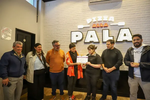 Mayra Mendoza entregó el certificado de habilitación a una reconocida cadena gastronómica