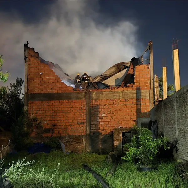 Impactante incendio en una fábrica de maniquíes en Solano: Hubo familias evacuadas