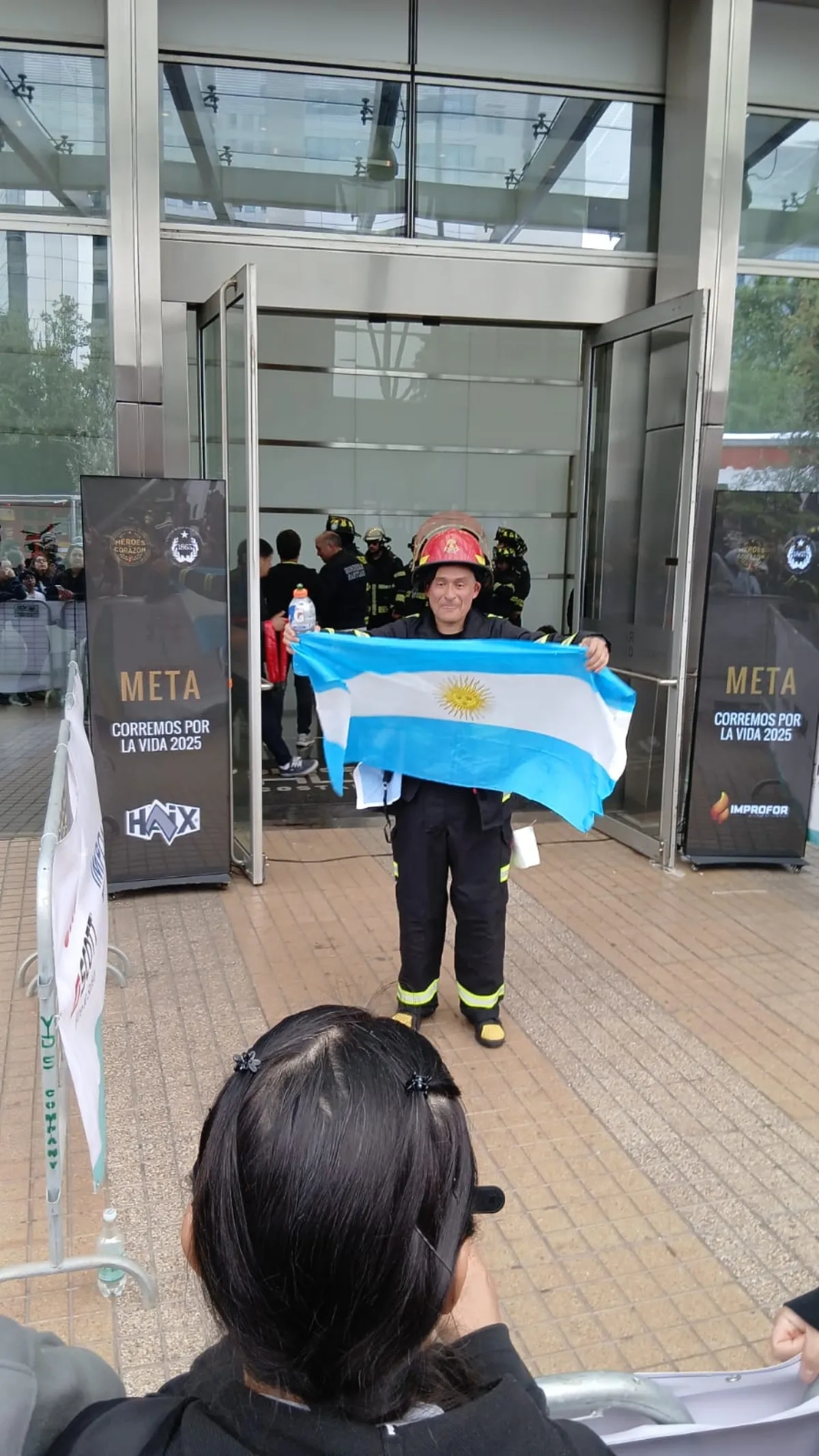 Bombero quilmeño conquistó el edificio más alto de Sudamérica en “Corremos por la Vida 2025”