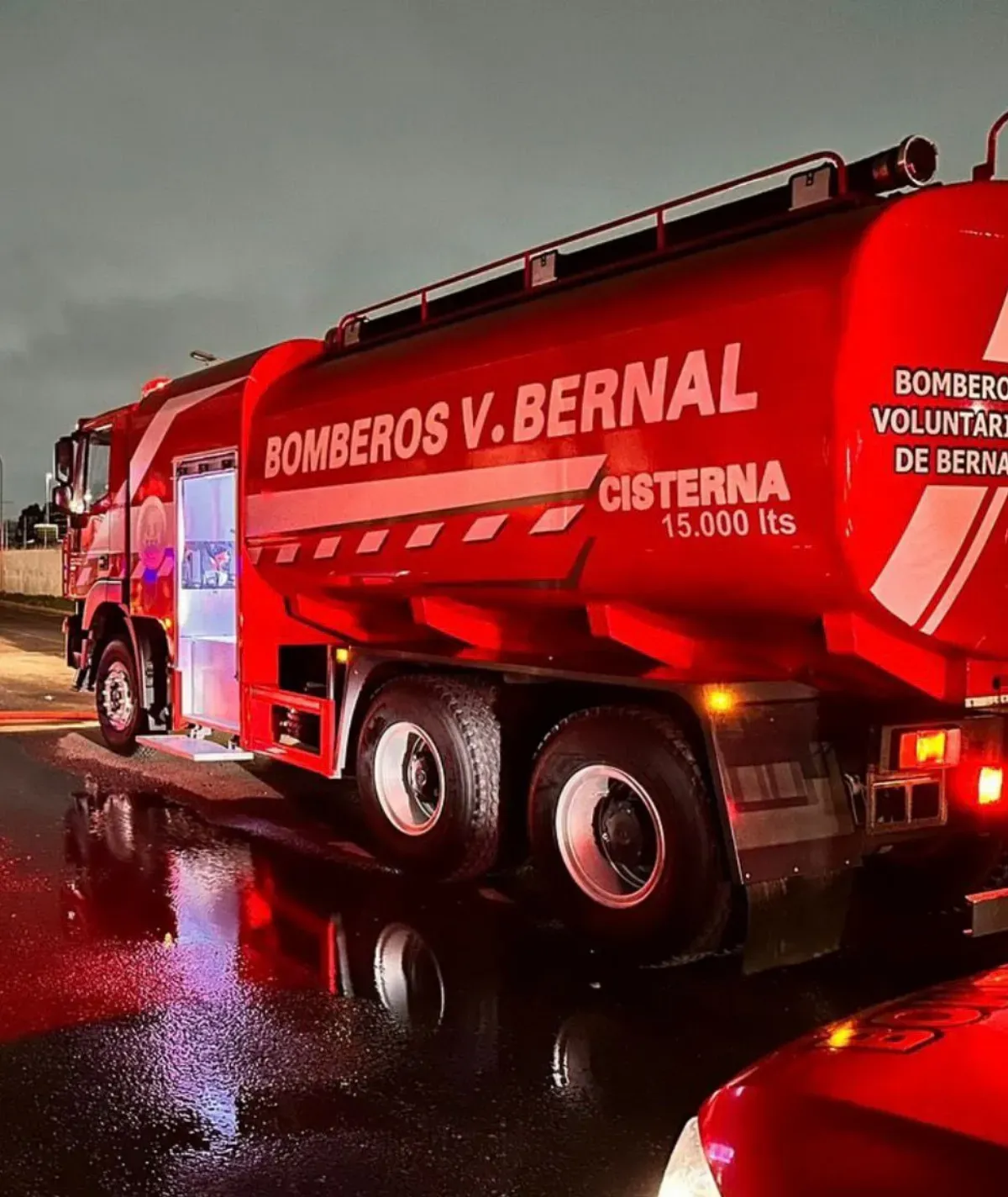 Fuego en un volquete movilizó a los Bomberos Voluntarios de Bernal