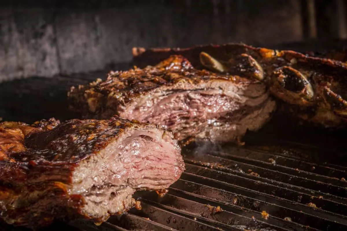 INSÓLITO: Una pareja llevó su propia carne a una parrilla de Bernal y generó revuelo en redes