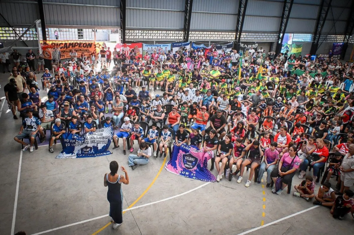 Mayra Mendoza entregó trofeos a clubes de fútbol infantil en el polideportivo Diego Armando Maradona