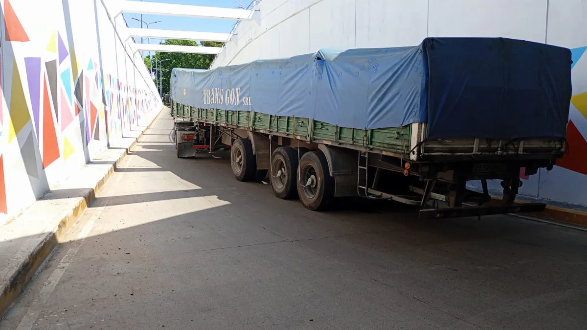 Camión quedó atascado en el bajo vías de Bernal y generó caos de tránsito en la zona