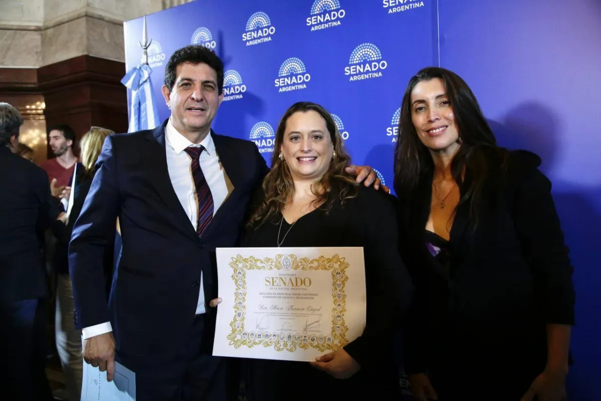 Egresada de la UNQ recibe dos reconocimientos del Senado por sus aportes en oncología