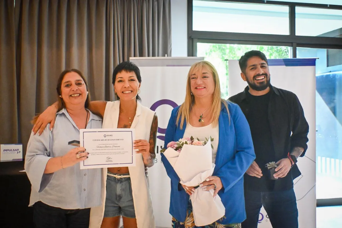 Mayra Mendoza entregó certificados de habilitación a más de 20 comercios