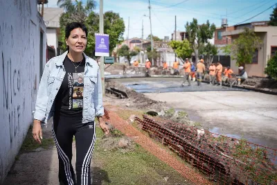 Mayra Mendoza recorrió obras de asfalto en Villa La Florida