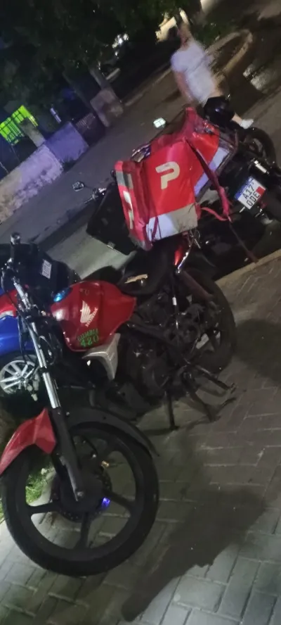 Repartidores de PedidosYa y la Policía recuperaron una moto robada en Quilmes Oeste