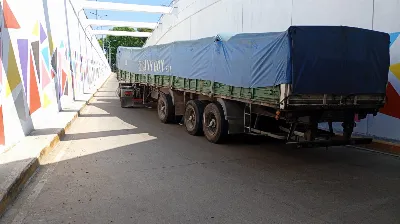 Camión quedó atascado en el bajo vías de Bernal y generó caos de tránsito en la zona