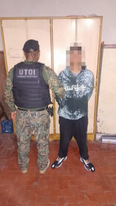 Adolescentes robaron un auto y fueron detenidos tras esconderse en una obra