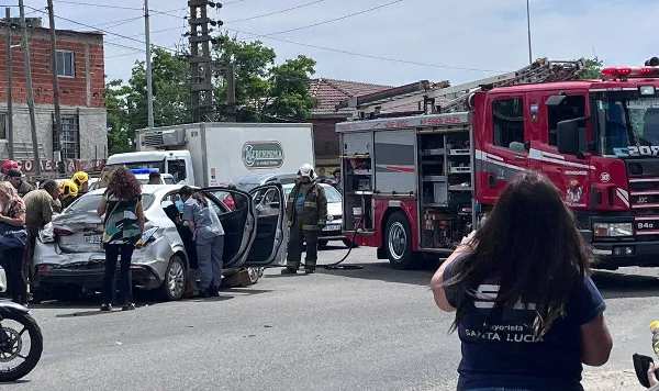 Choque entre un camión y un auto dejó cuatro heridos y un importante corte de tránsito