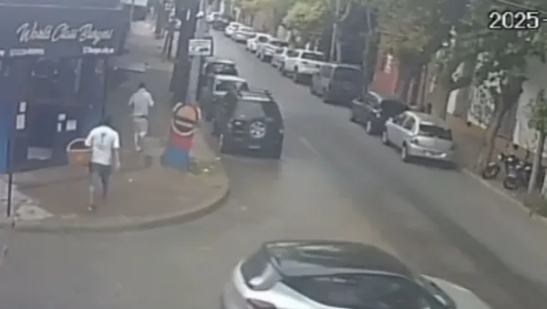 Un detenido escapó de la policía, robó un auto, causó múltiples choques y fue recapturado