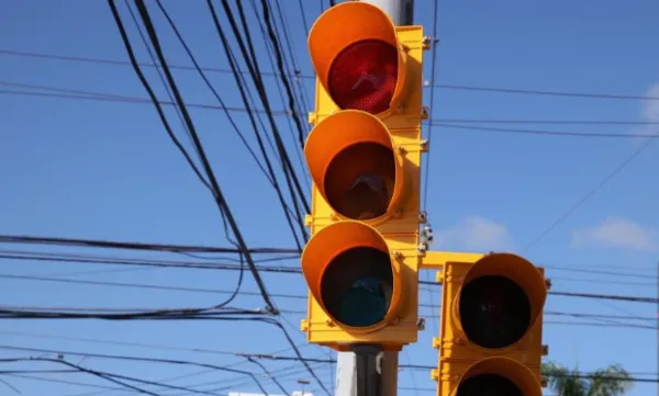 Falla de EDESUR dejó sin semáforos la calle Alberdi