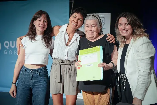 Mayra Mendoza encabezó la firma de 198 escrituras a vecinos: "Tener casa propia dignifica"