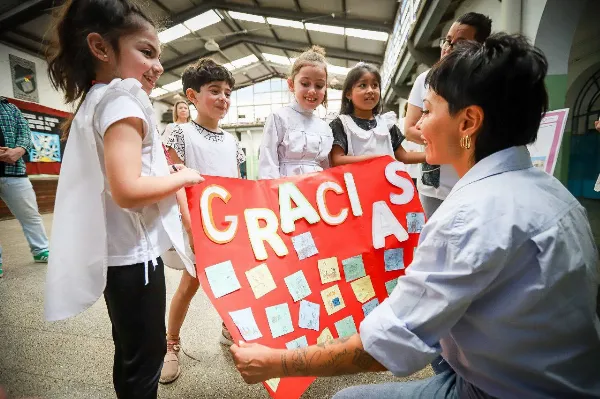 Mayra Mendoza recorrió la escuela en Villa Argentina que presentó obras y proyectos escolares