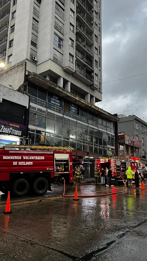 Incendio en un departamento de la estación de Quilmes: tres dotaciones de Bomberos trabajaron para controlar el fuego