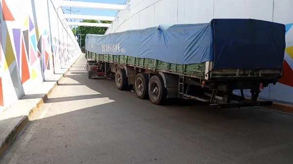 Camión quedó atascado en el bajo vías de Bernal y generó caos de tránsito en la zona