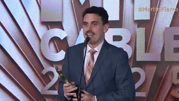 Manu Jove ganó el Martín Fierro y lo celebró con un “Aguante Quilmes” desde el escenario