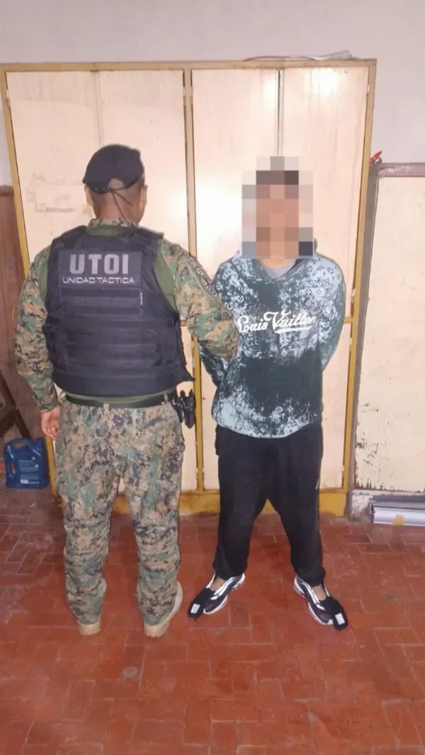 Adolescentes robaron un auto y fueron detenidos tras esconderse en una obra