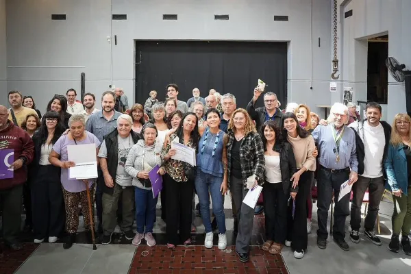 Mayra Mendoza entregó fondos a centros de jubilados