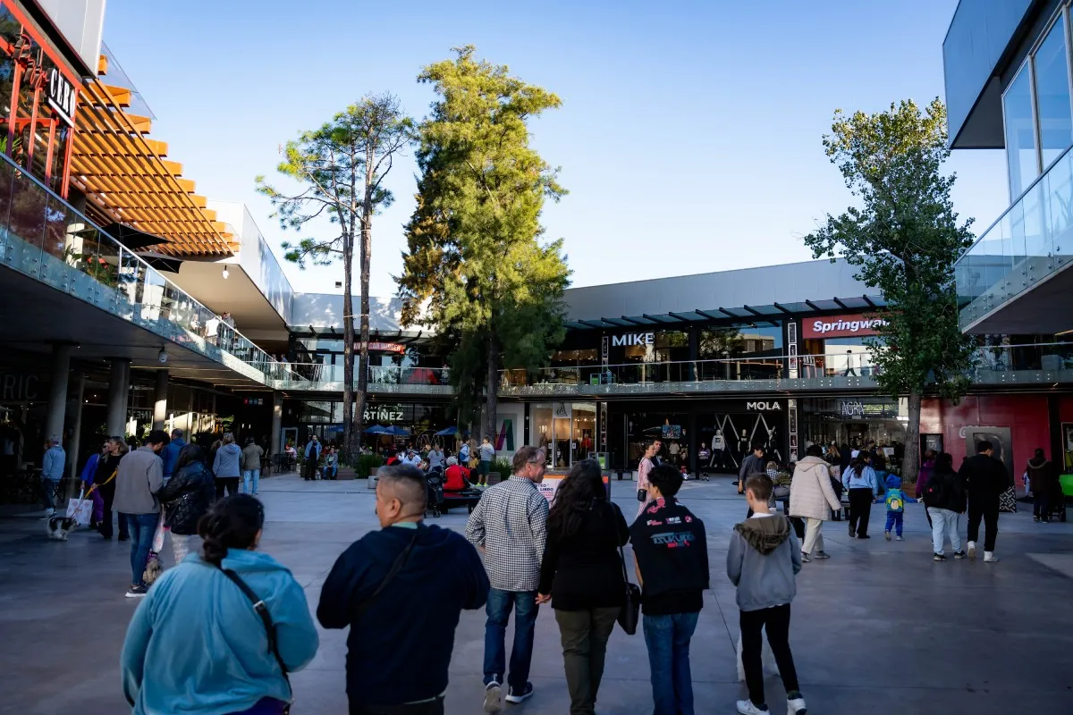 Centros comerciales apuestan a descuentos y promociones para impulsar las compras navideñas