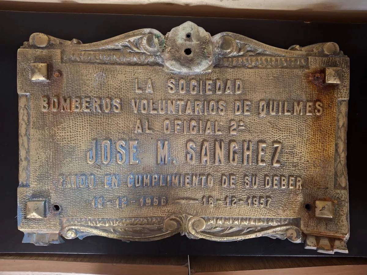 Recuperaron la placa robada en homenaje al mártir de los Bomberos de Quilmes