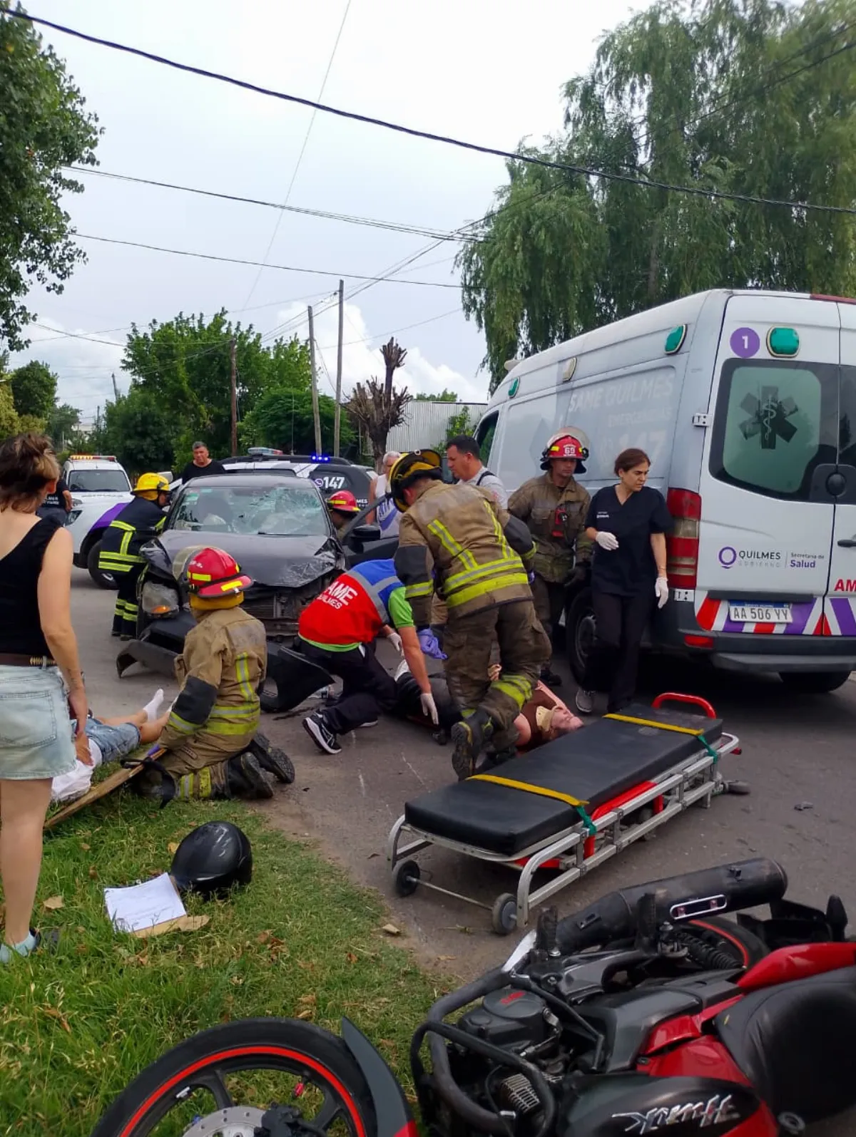 Cuatro personas resultaron heridas tras el choque entre una moto y un auto en Villa La Florida