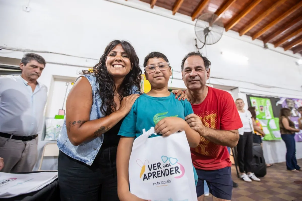 Eva Mieri entregó anteojos a estudiantes en el marco del programa "Ver para Aprender"