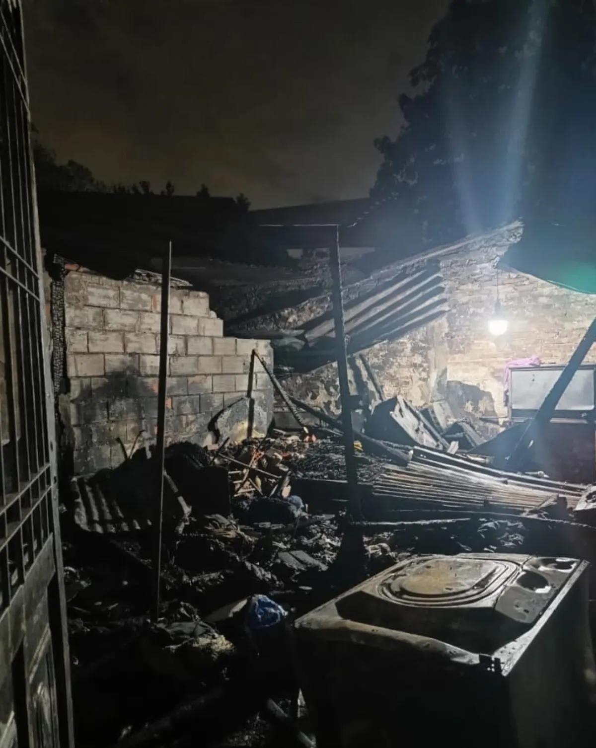 Voraz incendio destruyó por completo una vivienda en Ezpeleta: una mujer y su hijo resultaron heridos