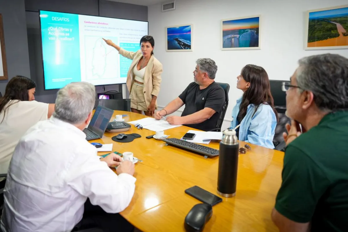 Mayra Mendoza se reunió con autoridades para diagramar obras y acciones en los arroyos