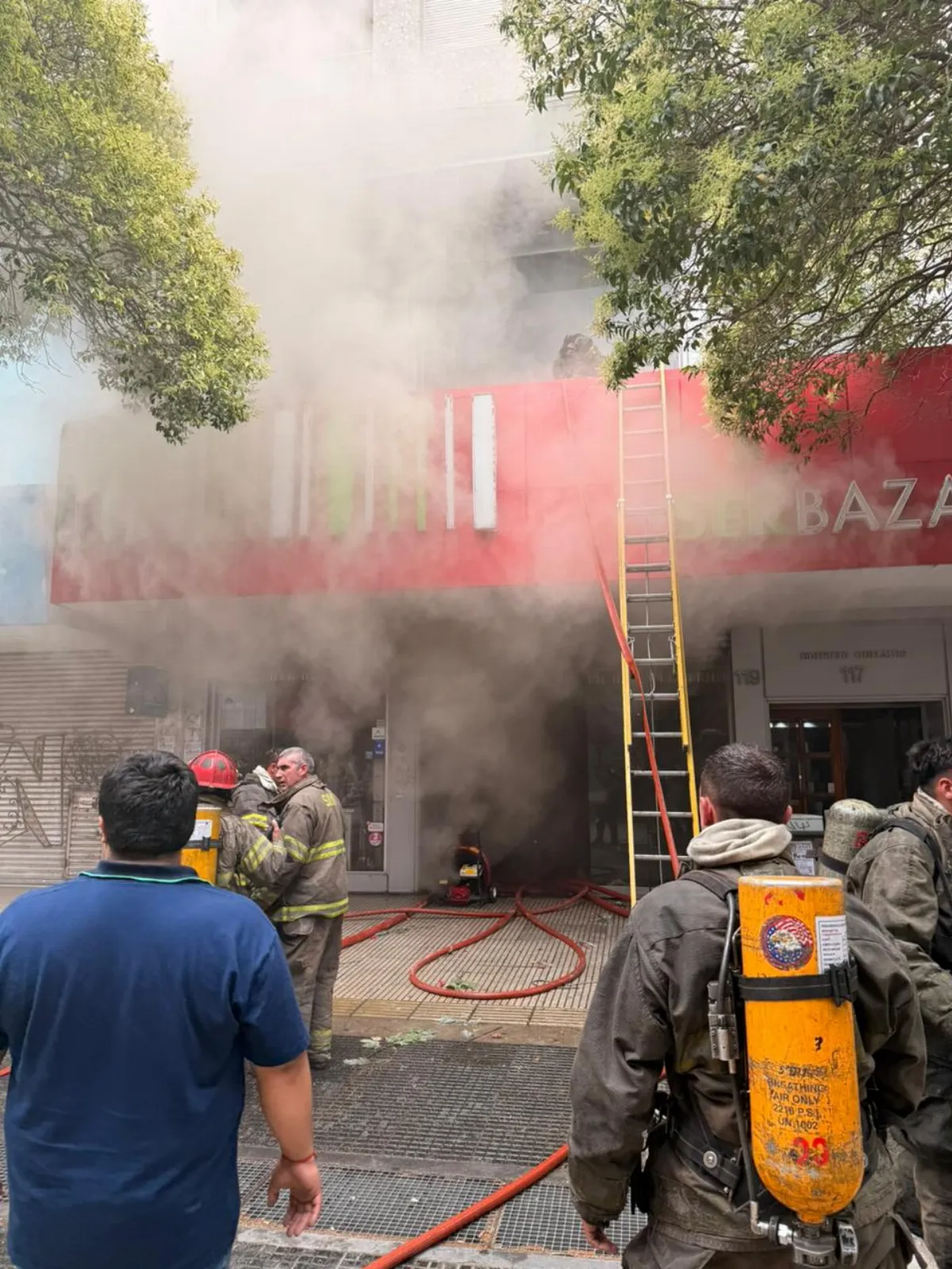 Feroz incendio destruyó el histórico local de "Ser Bazares" en la Peatonal Rivadavia