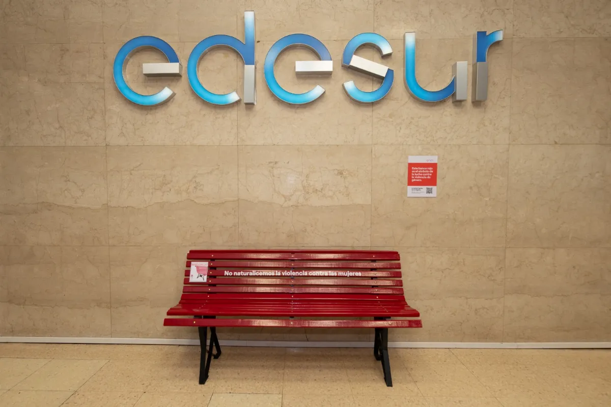 EDESUR instaló un banco rojo para visibilizar la lucha contra la Violencia de Género
