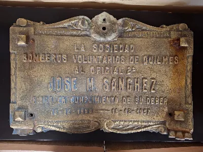 Recuperaron la placa robada en homenaje al mártir de los Bomberos de Quilmes