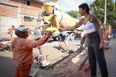 Mayra Mendoza recorrió las obras de nuevos pavimentos en Ezpeleta Oeste