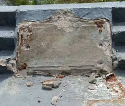 Indignante robo: Se llevaron la placa que homenajea al Bombero Sánchez