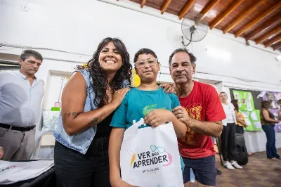 Eva Mieri entregó anteojos a estudiantes en el marco del programa "Ver para Aprender"