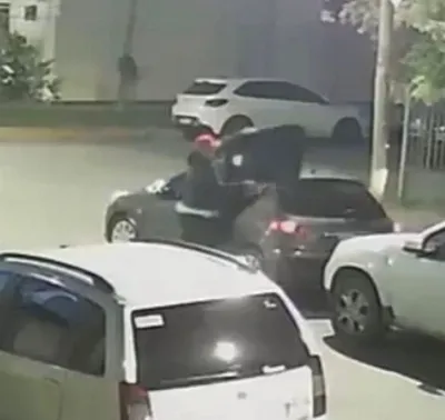 Indignante robo: Le arrancaron el techo del auto mientras asistía a un acto escolar