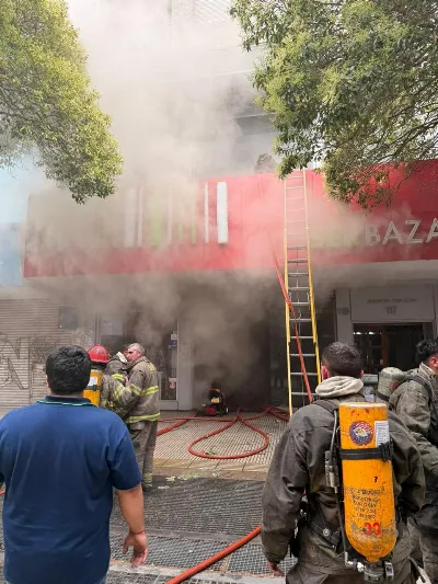 Feroz incendio destruyó el histórico local de "Ser Bazares" en la Peatonal Rivadavia