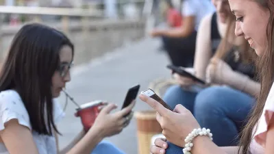 ¿Adiós a la TV?: Dos de cada tres argentinos se informa primero por medios digitales