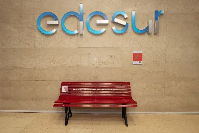 EDESUR instaló un banco rojo para visibilizar la lucha contra la Violencia de Género