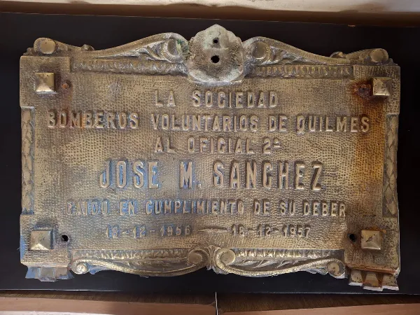 Recuperaron la placa robada en homenaje al mártir de los Bomberos de Quilmes