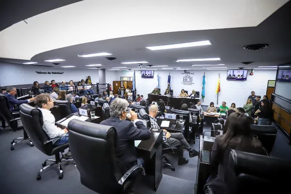 Doble sesión en el Concejo Deliberante: Licencia para Mayra y cambios en la Defensoría del Pueblo