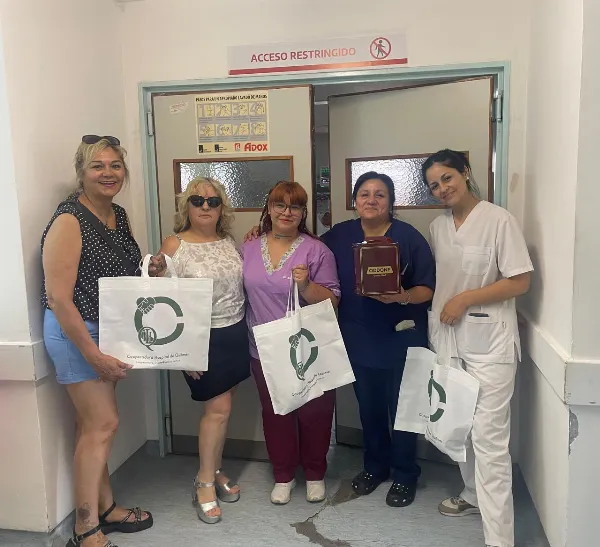 La Cooperadora del Hospital Iriarte agasajó al personal con pan dulces donados por Confitería Oddone